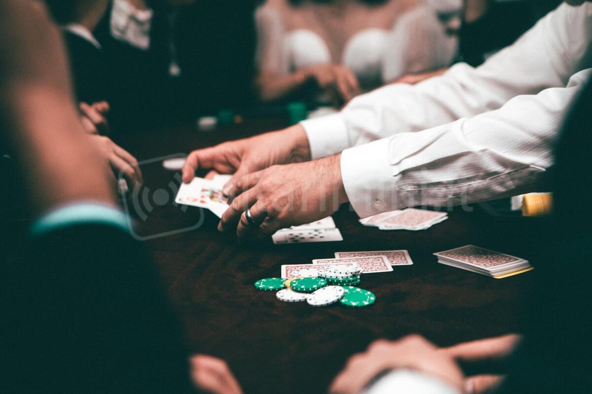 Errori del giocatore di poker quando gioca gli assi in Swiper - Photo by Javon Swaby on <a href="https://www.pexels.com/photo/people-playing-poker-3279685/" rel="nofollow">Pexels.com</a>