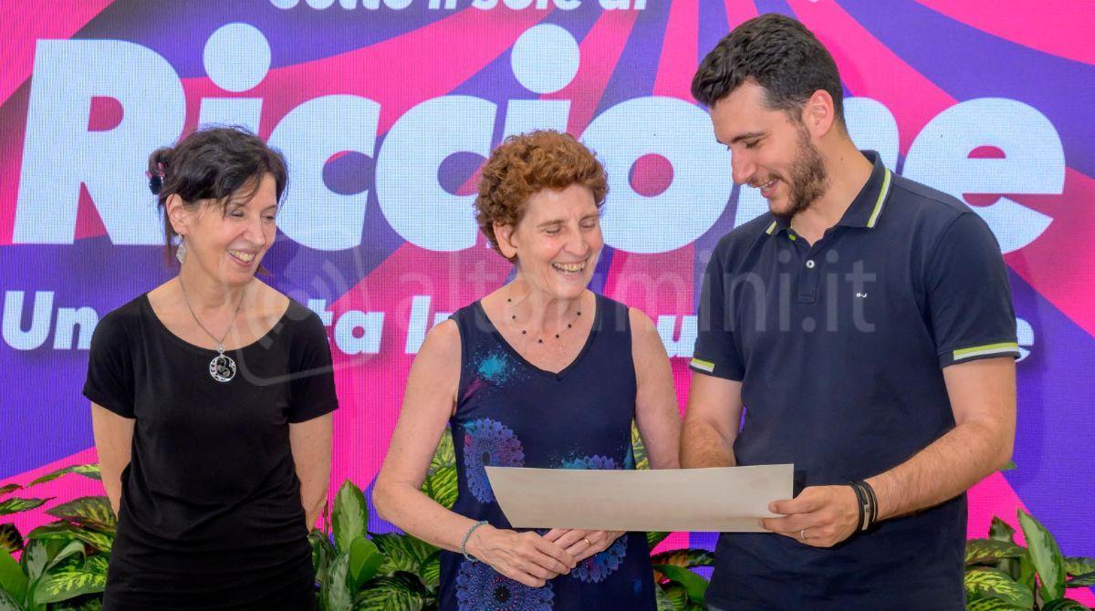 Da più di 60 anni in vacanza a Riccione: Doriana nuova ambasciatrice della Perla Verde - Paola Amaducci (Hotel Gaudia) con Doriana Parini e l'assessore Mattia Guidi - Ph Casalboni