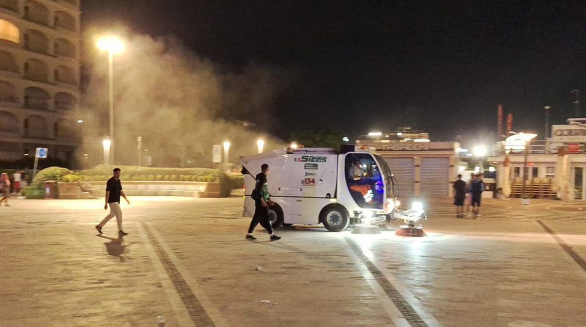 Riviera ripulita dopo la Notte Rosa grazie ai 140 operatori Hera - Pulizie Hera in viale Ceccarini, Riccione