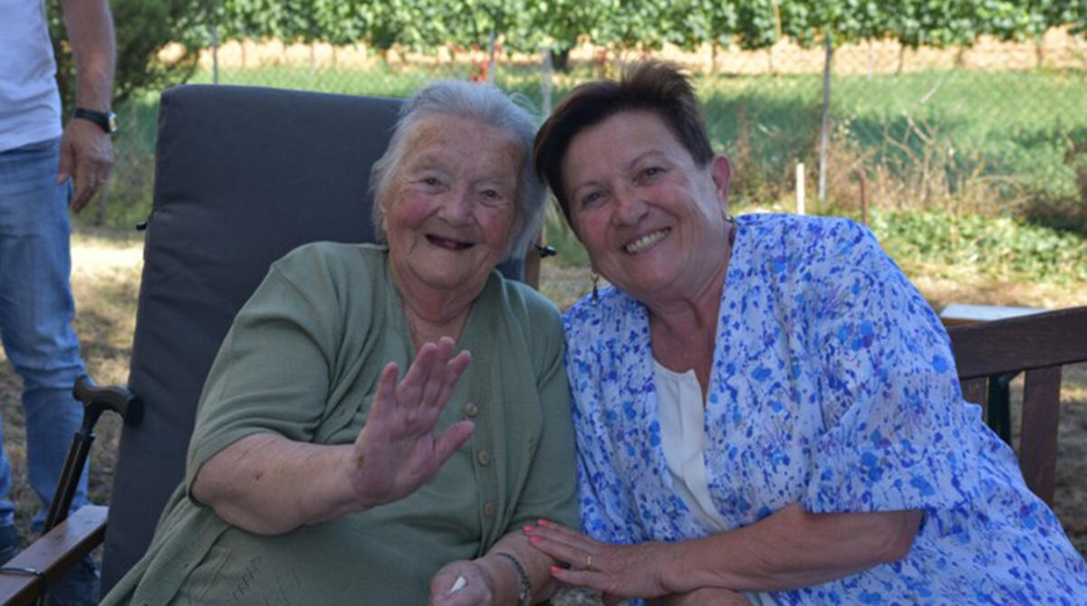 100 anni di lavoro e sacrifici per una nonna tutta sprint: Riccione festeggia Rosa Giovannini - Rosa Giovannini con l'assessora Marina Zoffoli