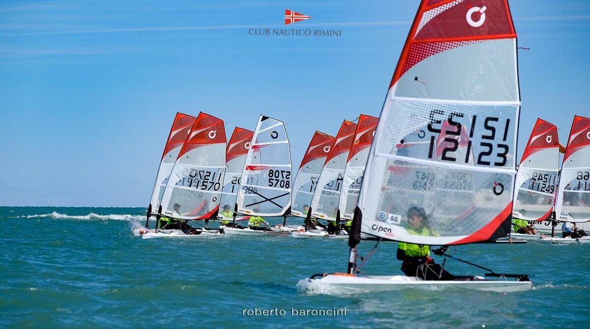 Giovani velisti riminesi al Lago di Garda: pronti per i Campionati mondiali di O'pen Skiff - I ragazzi in azione