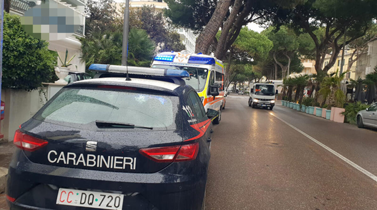 Trovato senza vita tra i tavolini di un bar di piazza Cavour - Foto di repertorio