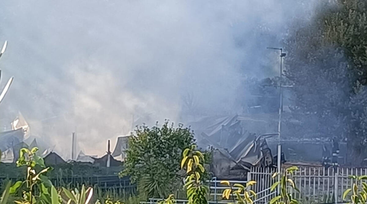 Incendio all'interno dell'ex parco acquatico: Vigili del Fuoco in azione - Il luogo dell'incendio, foto Amato Ballante