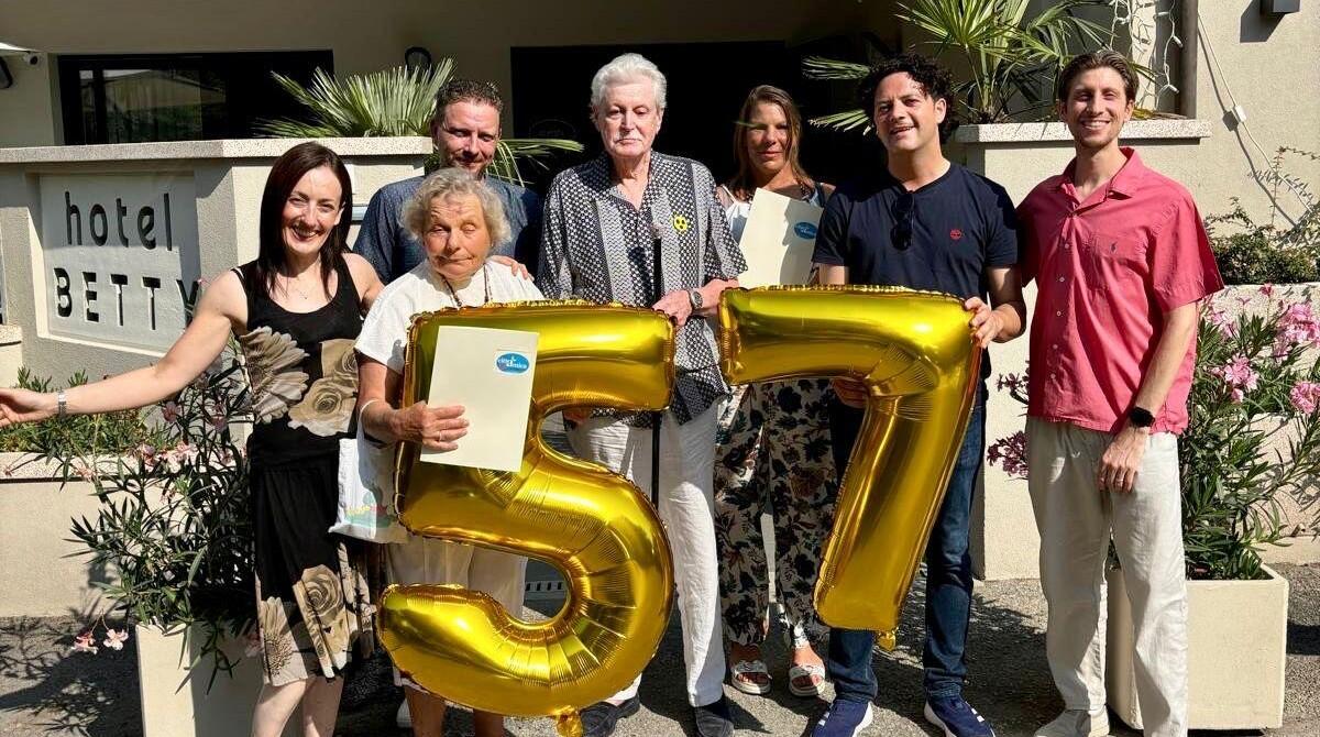 Stessa spiaggia da più di 50 anni: tre storie di turisti amici di Rimini - I turisti amici di Rimini