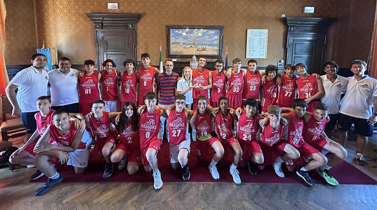 L'onda rossa dei Dragons: i giovani talenti di basket ricevuti dalla sindaca di Cattolica -