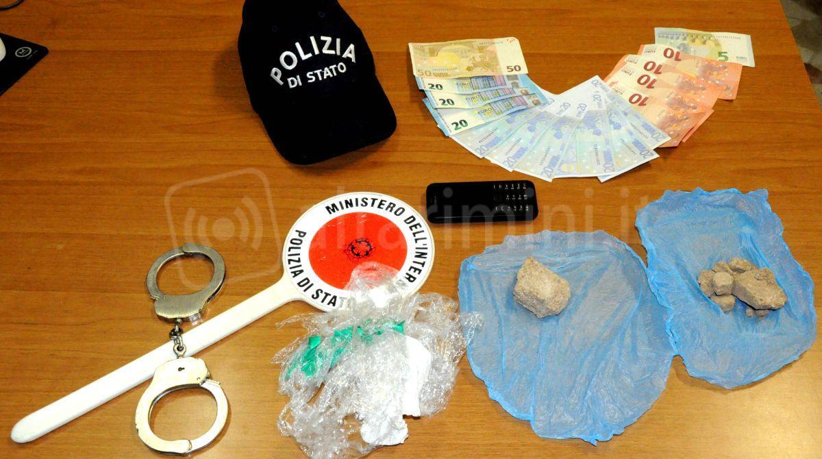 In auto cocaina pronta per lo spaccio ed un bastone di 120 cm: due arresti della Polizia -