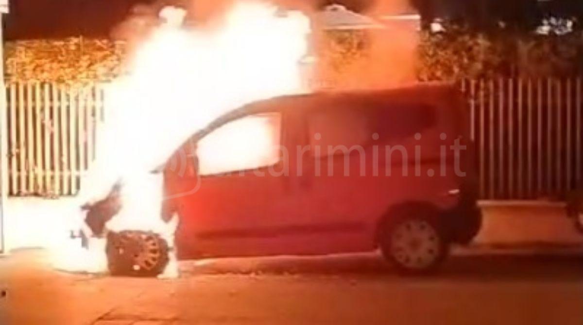 Auto in fiamme nella notte a Viserbella - L'auto a fuoco nella notte