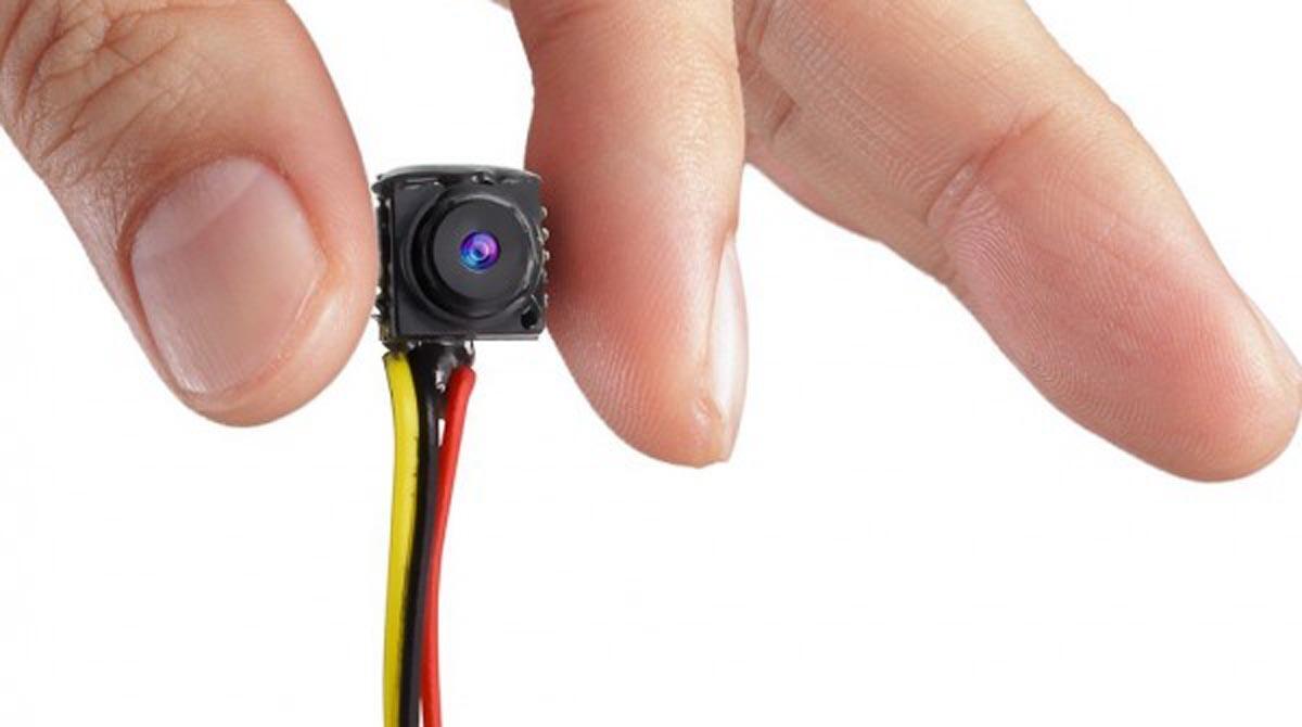 All'esame della patente con l'auricolare, l'esaminatore lo scopre. Denunciato - Microcamera FOTO DI REPERTORIO