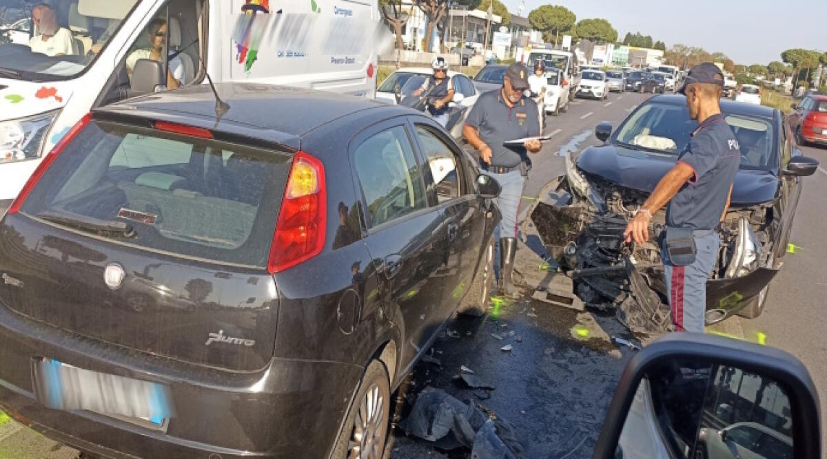 Incidente sulla Statale Emilia: scontro frontale tra due auto - L'incidente sulla SS9