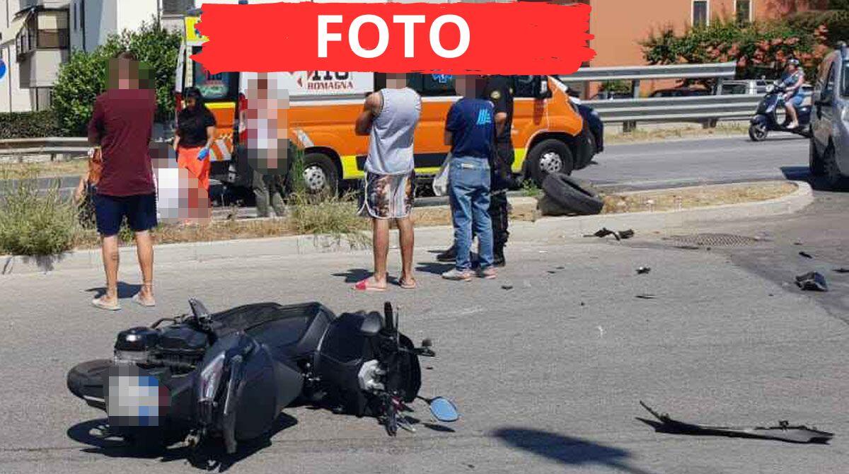 Incidente sulla via Flaminia: scooter contro Fiat Doblò, coppia rovina sull'asfalto -