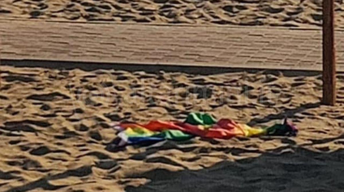 Vandali in azione al Bagno 27 di Rimini: scritte sessiste e bandiere arcobaleno strappate - 