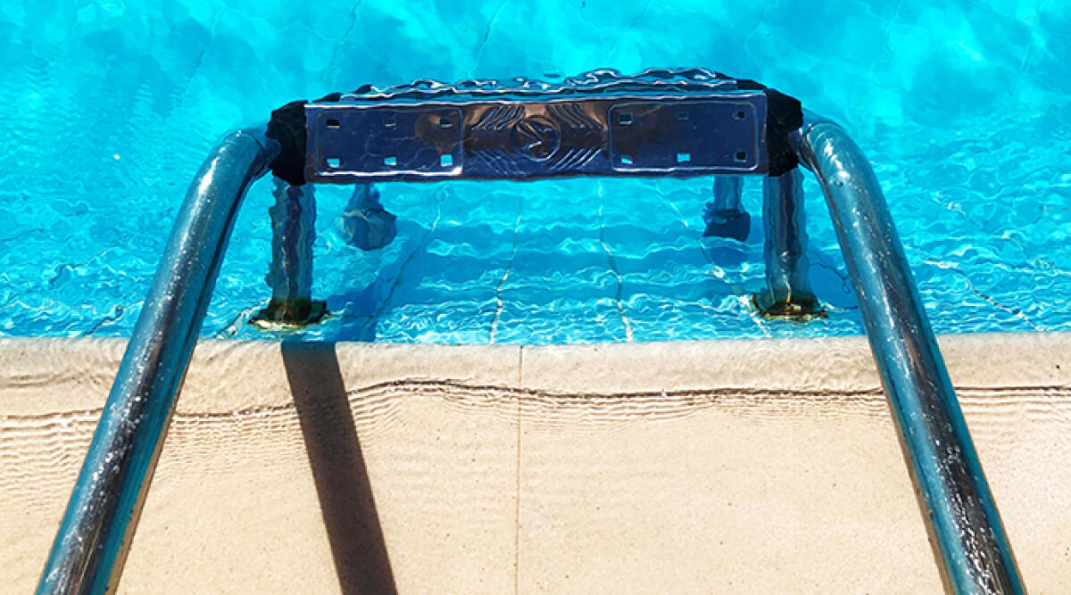 Scivola in piscina, animatrice in ospedale con l'elicottero - Foto di repertorio