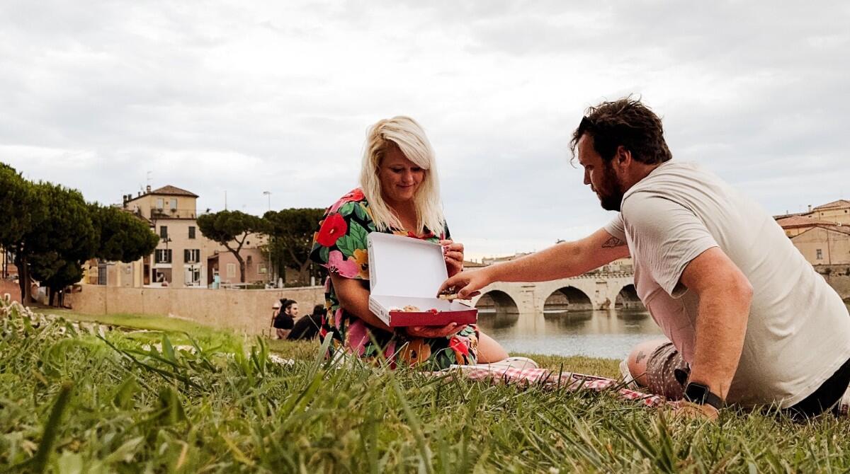 Riccione: una coppia di blogger olandesi ospite in riviera - I blogger olandesi in un picnic vicino al Ponte Tiberio
