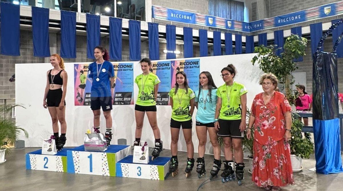 Riccione Beach Battle: 6 preziose medaglie per gli atleti della Perla Verde - Podio dello slide femminile con Gigliola Mattei, presidente Pattinaggio Riccione