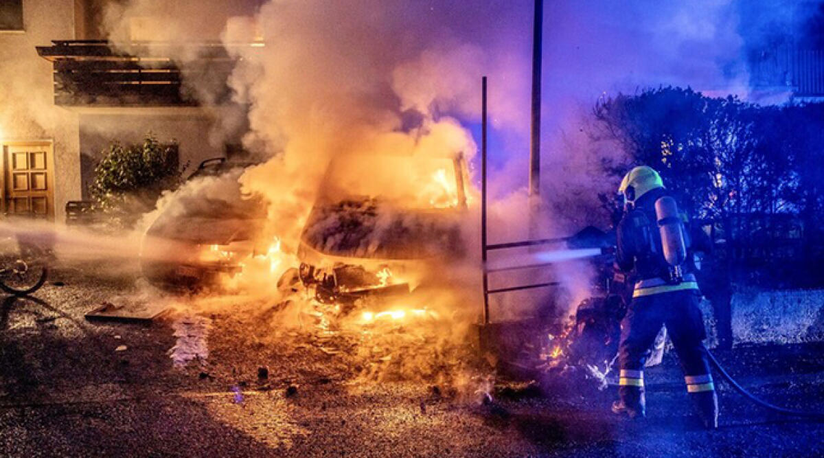 Incendio nel parcheggio di una ditta a Rimini, a fuoco un furgone - Archivio