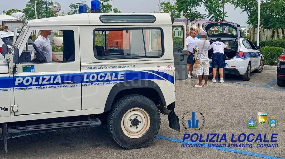 Controlli della Polizia locale a Riccione: allontanate 20 persone accampate nell’area Marano -