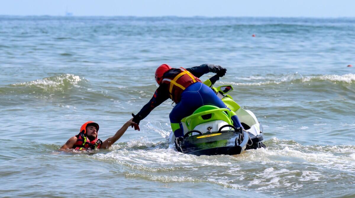 Prove di salvamento in mare: grande folla al bagno 135 di Riccione - Prova salvamento con moto d'acqua