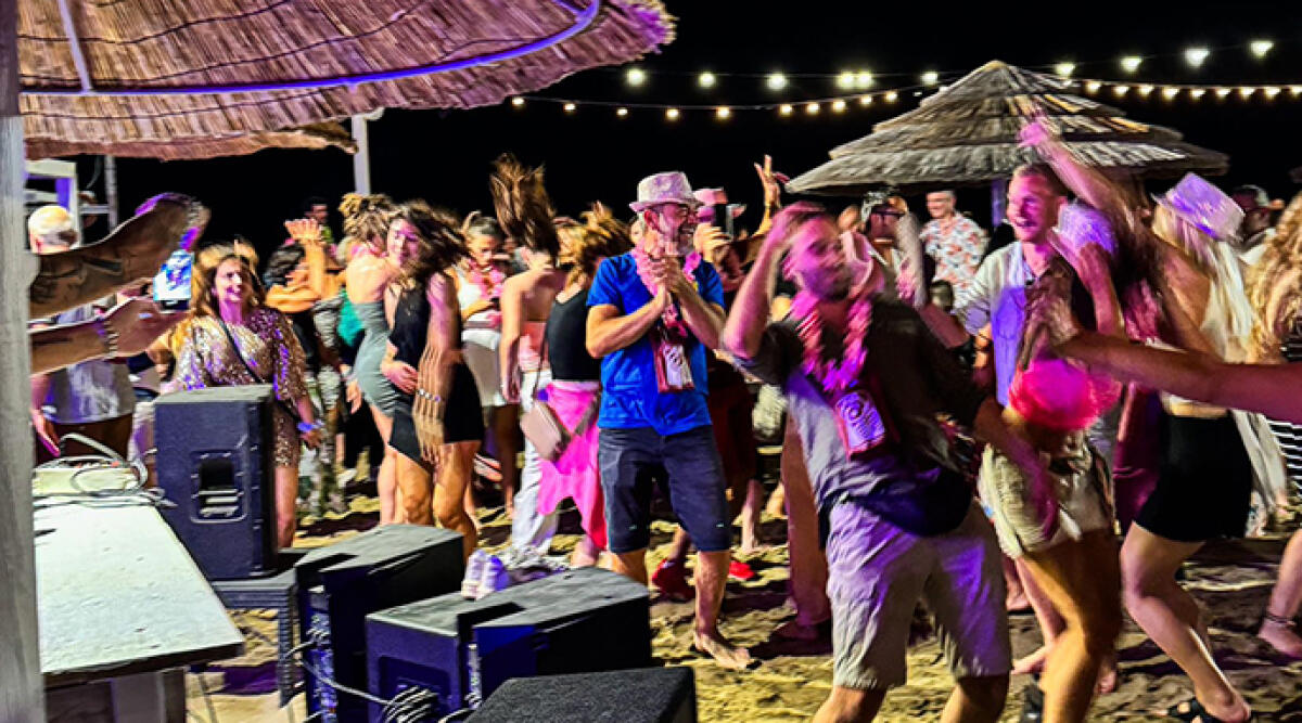 Notte Rosa: musica, fuochi e flash mob per un weekend di festa sul lungomare - Un momento di festa sulla spiaggia di Rimini
