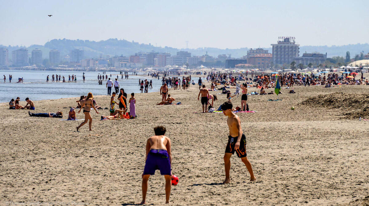 Turismo, Riccione sorride: dati migliori del pre Covid. Boom turisti olandesi - La spiaggia di Riccione in una domenica di aprile 2024