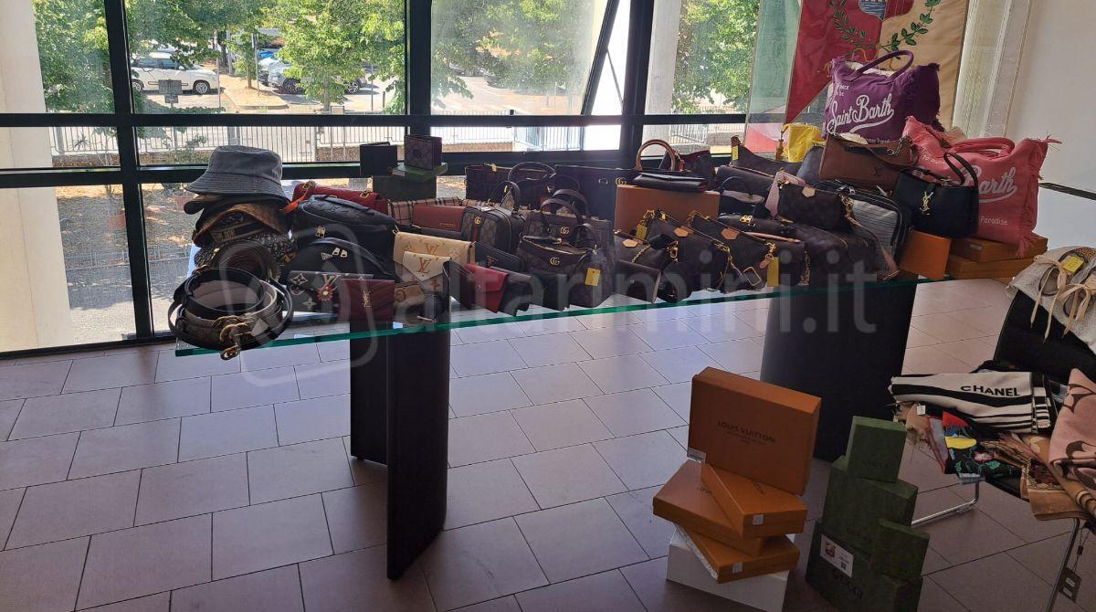 Abiti firmati contraffatti in vendita: nei guai commerciante a Rimini - Gli articoli contraffatti