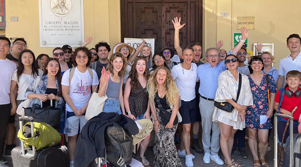 Novafeltria accoglie il secondo gruppo, studenti americani incantati: "Vogliamo trasferirci qui" - L'arrivo del secondo gruppo di americani in piazza Vittorio Emanuele a Novafetria