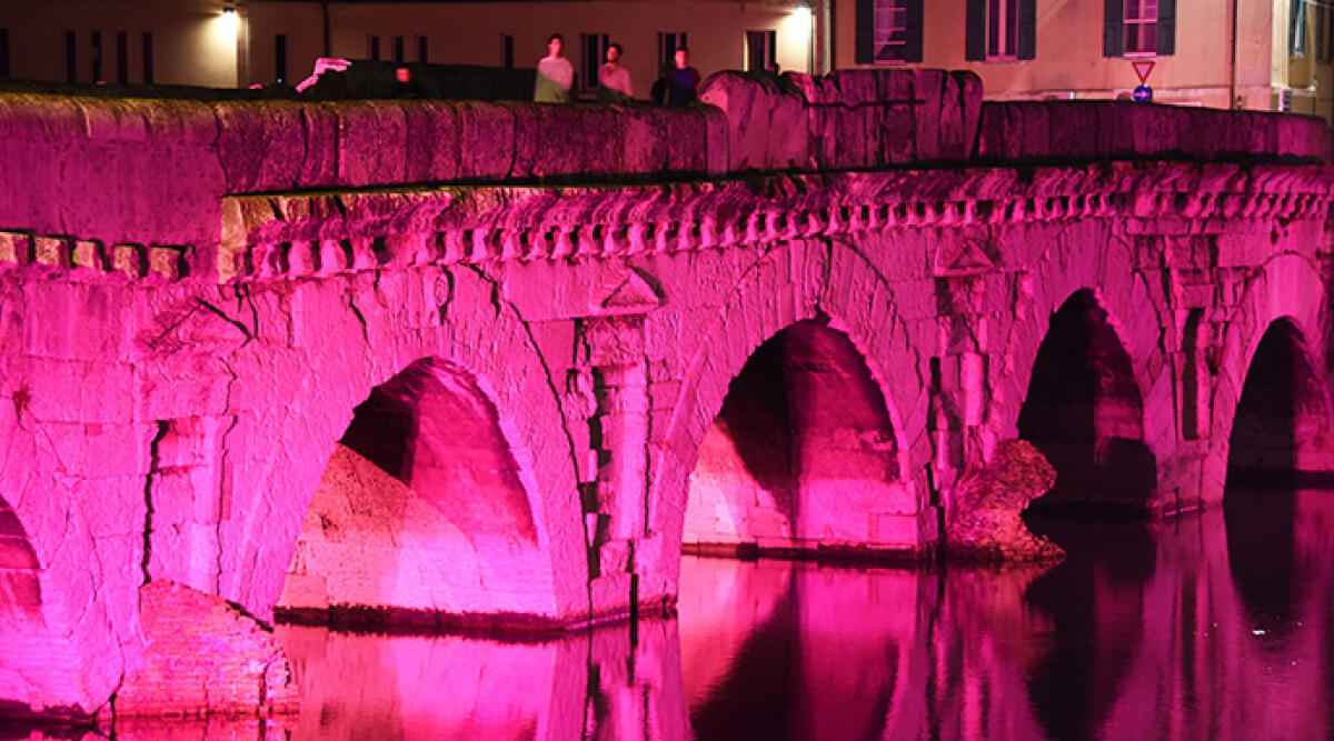 La Notte Rosa a Rimini: guida completa agli eventi - Ponte Tiberio in rosa ©Manuel Migliorini