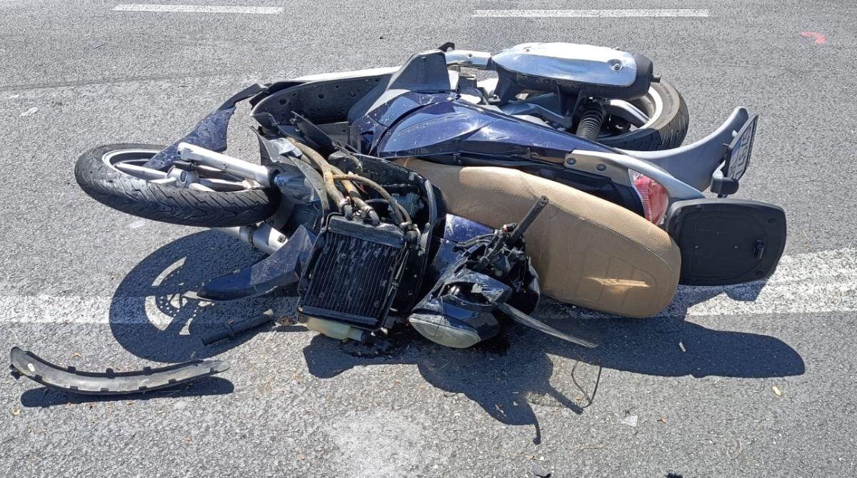 Incidente finisce in tragedia: morto giovane sbalzato dalla sella dello scooter - Lo scooter incidentato PH BALLANTE