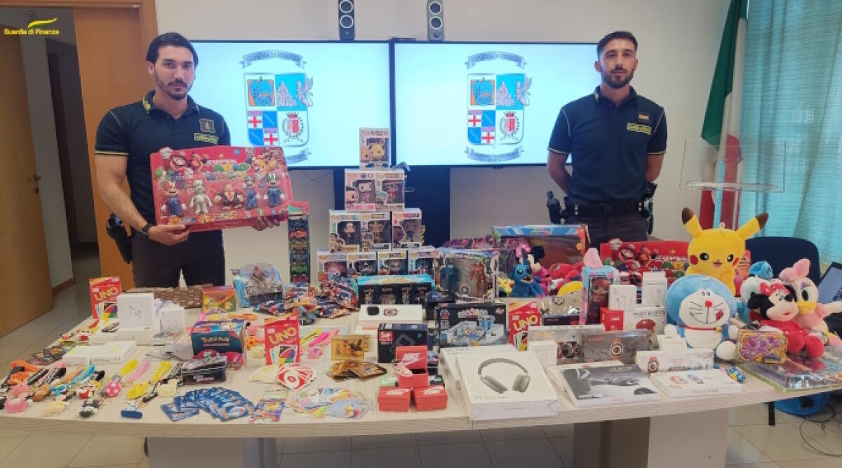 Duro colpo alla contraffazione: sequestrati oltre 17mila articoli falsi - Gli articoli sequestrati