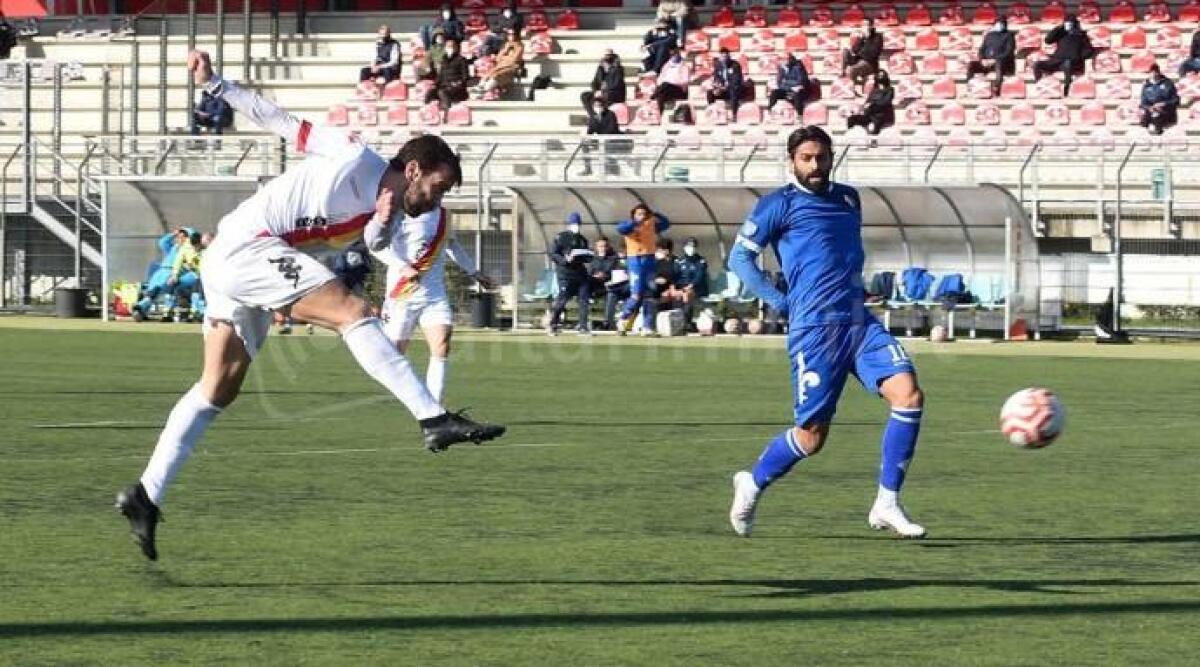 Calciomercato, il difensore Sbardella al Forlì e bomber Manuzzi al Ravenna: si aspetta la fumata bianca - 