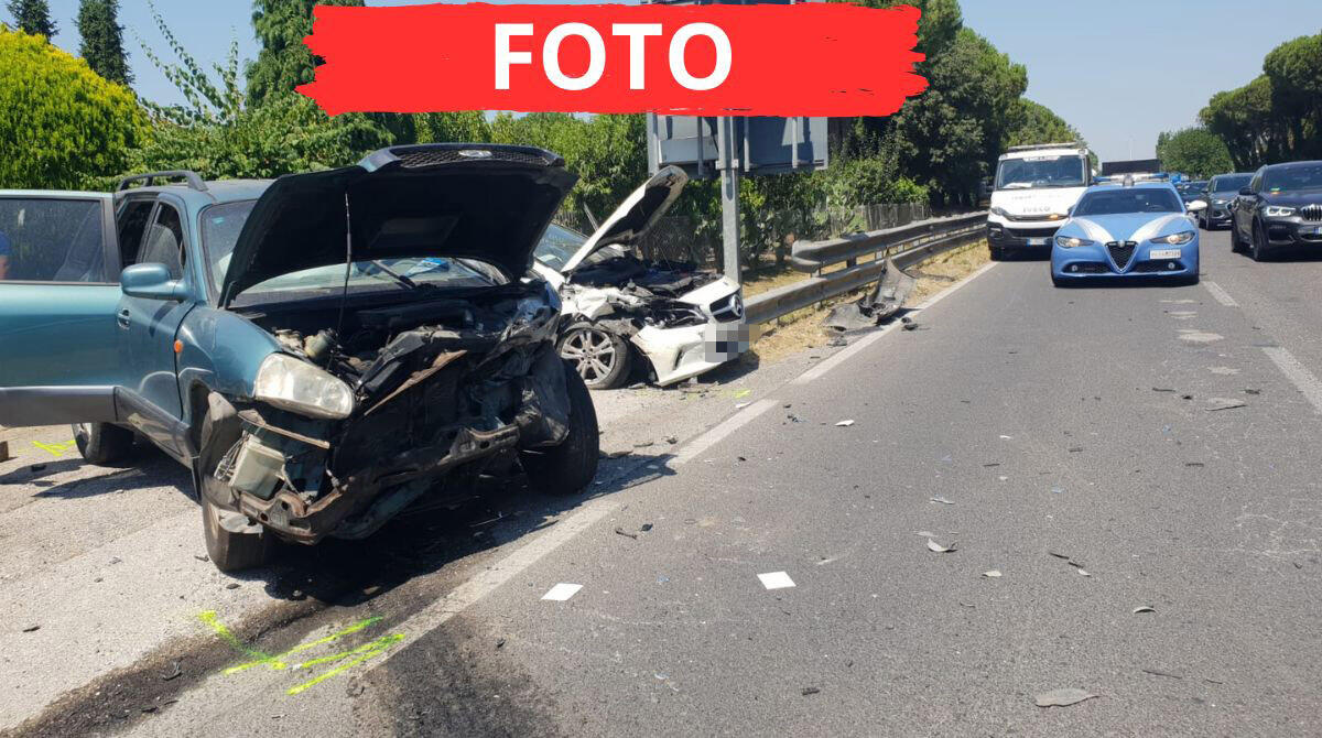 Frontale sulla Statale 16, auto distrutte e traffico in tilt -