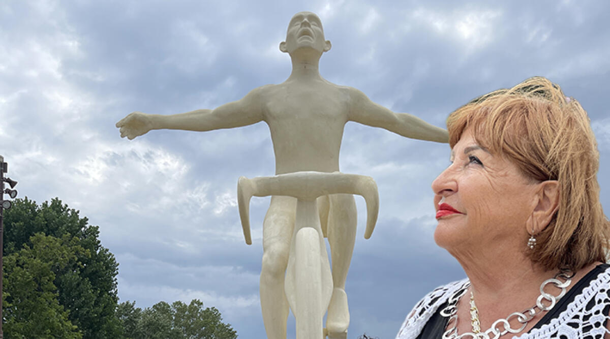 Una statua per Marco Pantani domina la Piazza sull’Acqua. La madre: 'Non è bella, è stupenda' - Tonina Pantani e la scultura dedicata a Marco Pantani