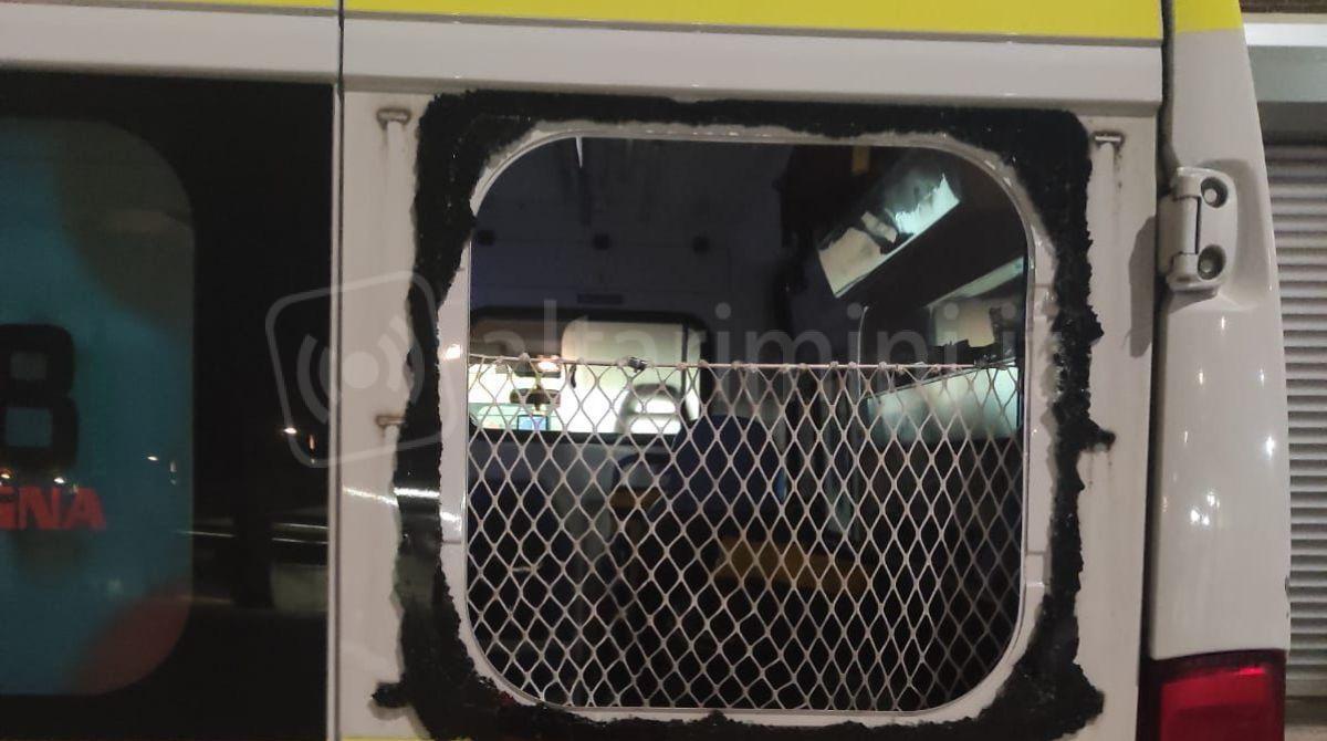 Ambulanza colpita da pietre durante intervento a Igea Marina - L'ambulanza danneggiata
