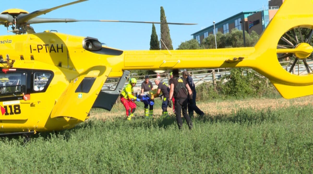 Incidente sulla A14: traffico bloccato, 4 i mezzi coinvolti, tra loro una bambina - Uno dei momenti del soccorso