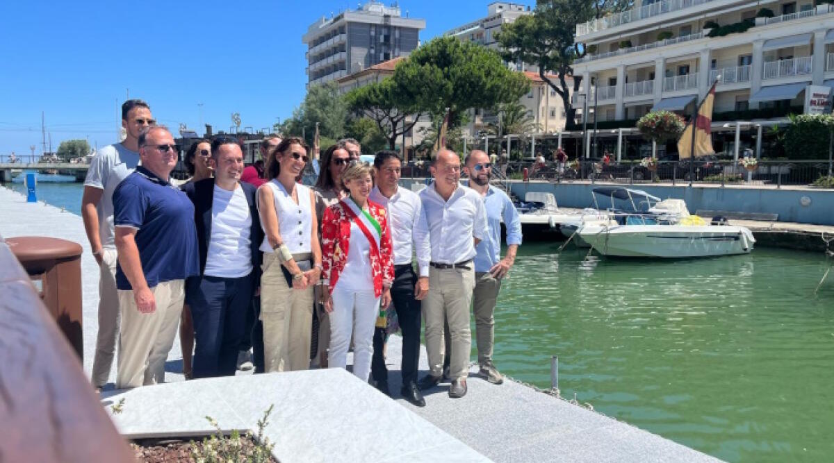 A Riccione inaugura la nuova Passeggiata sul Porto Canale: “Simbolo di rigenerazione urbana" - La sindaca e gli assessori alla cerimonia