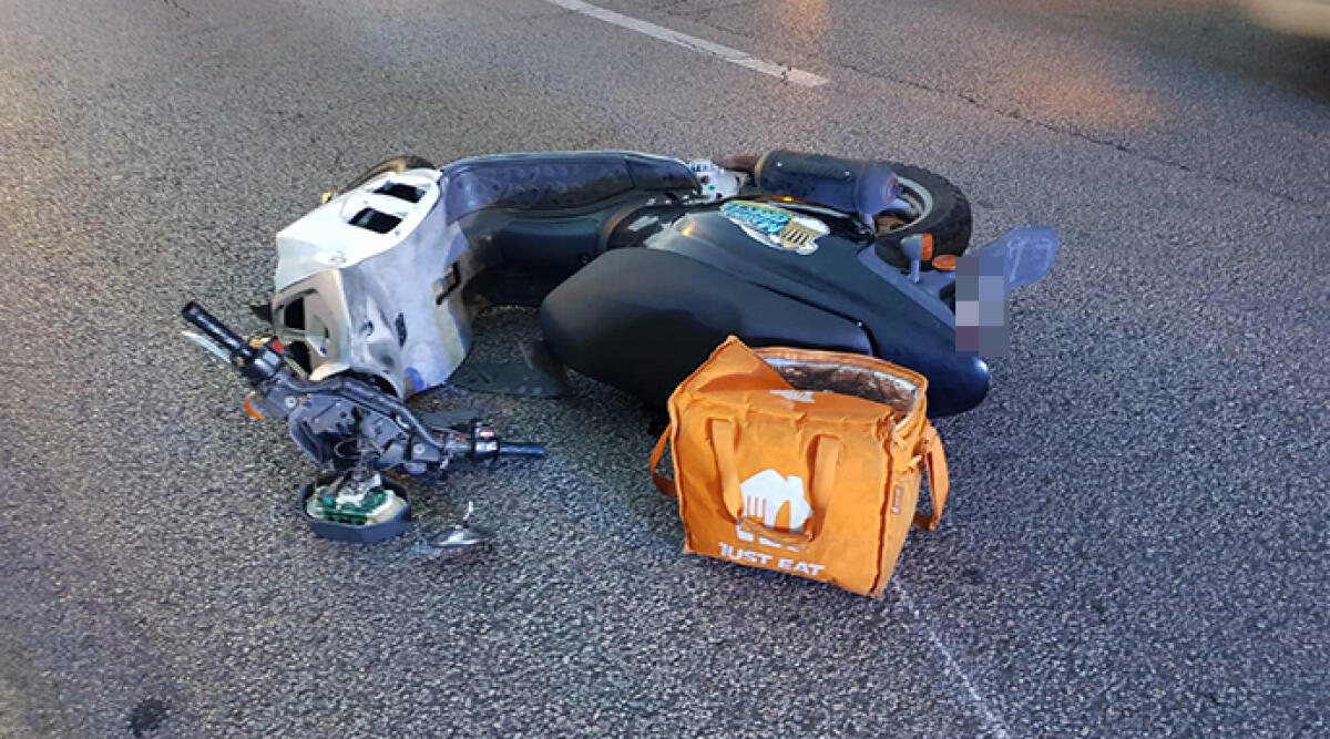 Incidente a Marebello di Rimini: scontro tra moto e scooter, ferito un portapizze - Lo scooter del portapizze