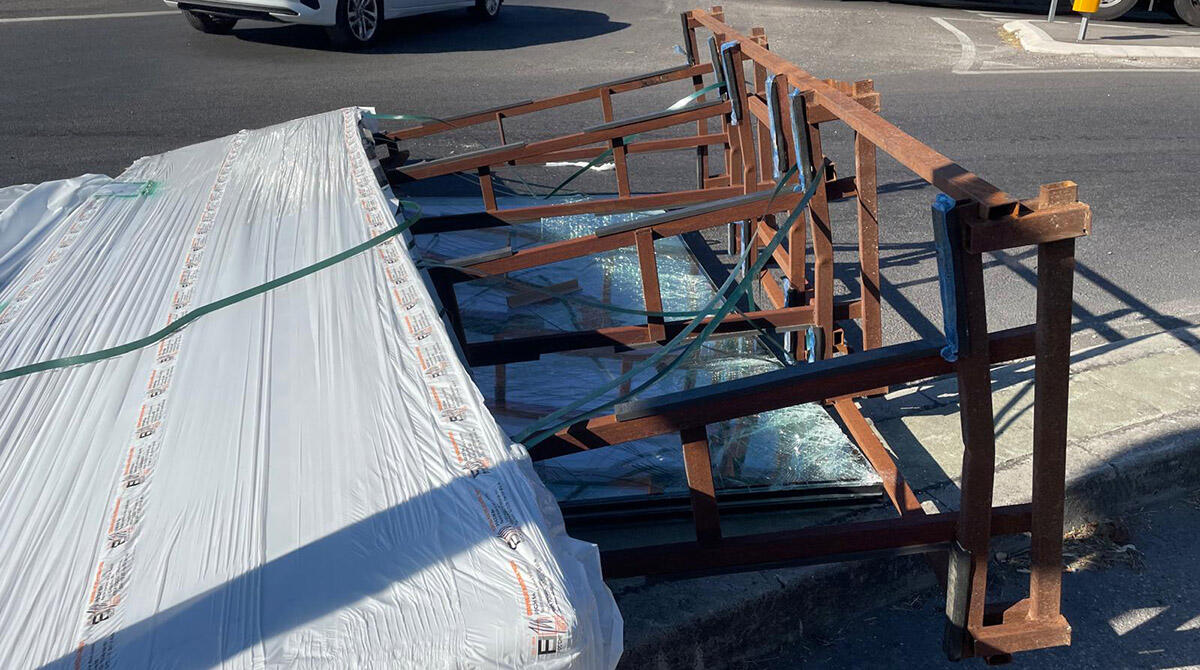 Camion perde il carico sulla Santarcangiolese: pannelli di vetro sull'asfalto - Il carico perso dal camion
