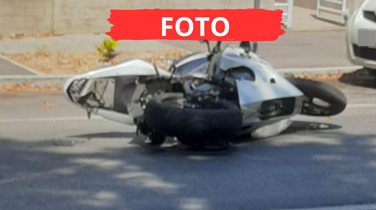 Perde controllo della moto e sbatte contro auto in sosta: disarcionato, finisce con la gamba sotto la ruota - PH BALLANTE