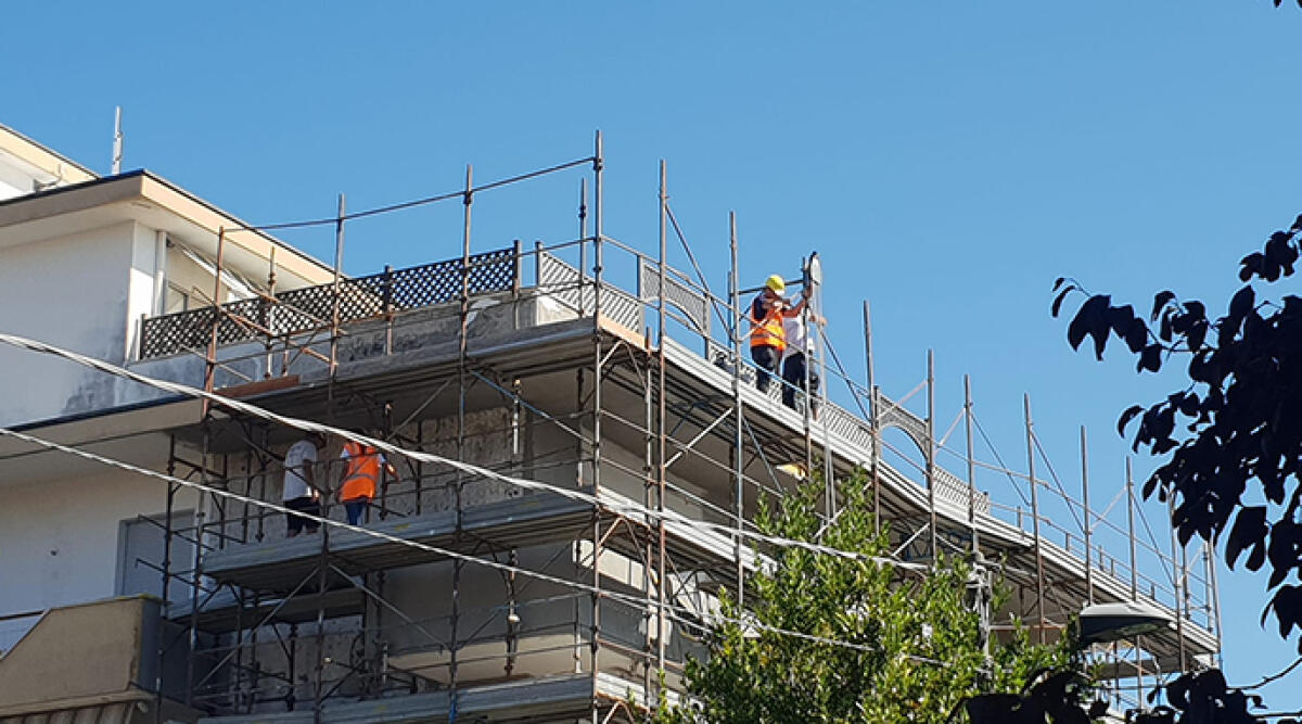 Incidente sul lavoro a Rimini: operaio precipita da un’impalcatura - La palazzina dove è avvenuto l'incidente