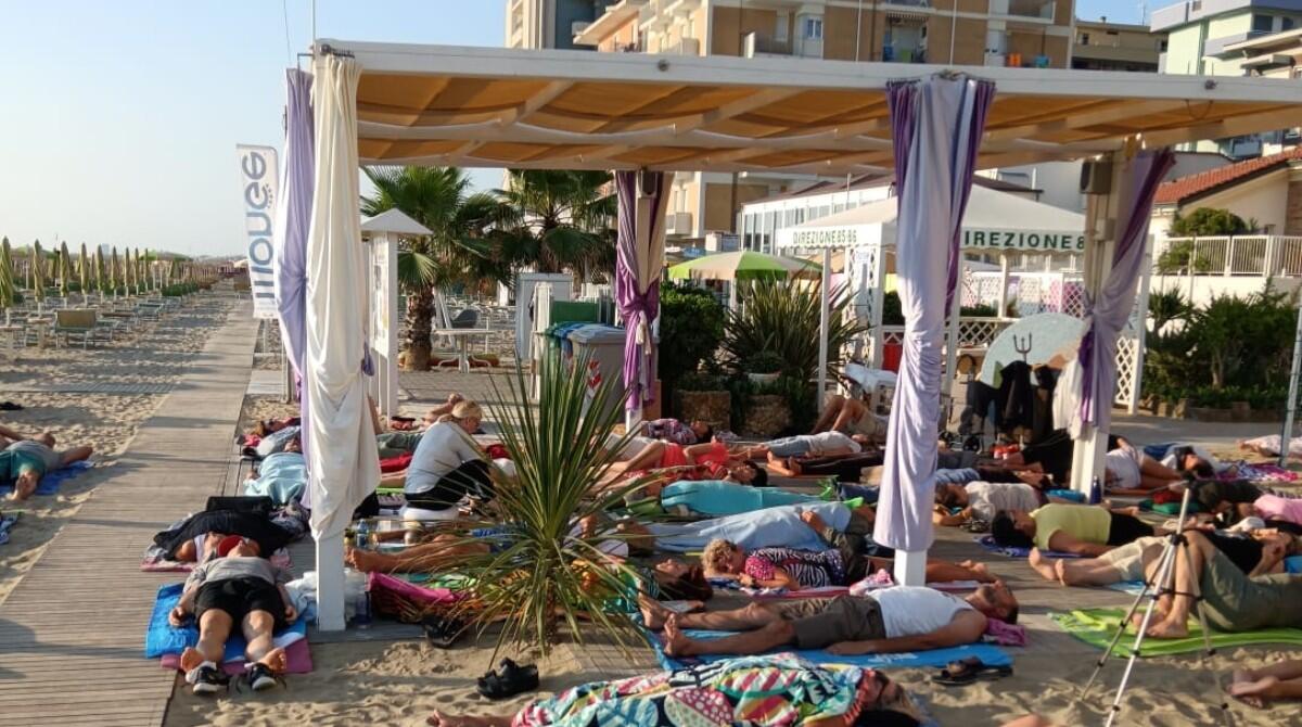A Bellaria, le spiagge si riempiono all'alba con "I suoni del sole" - I suoni del sole 2024