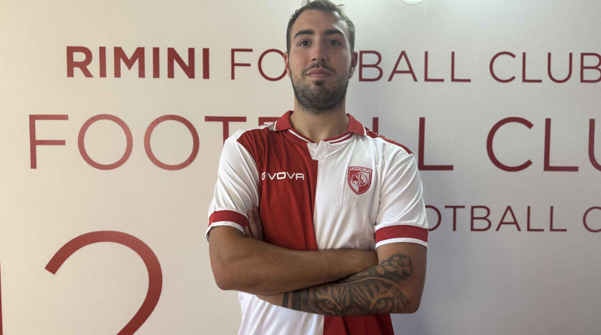 Rimini, ecco Bellodi: il difensore posa con la nuova maglia - Gabriele Bellodi