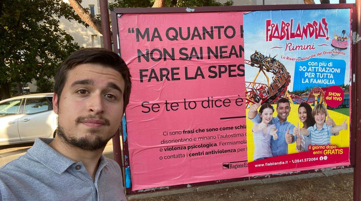 Manifesto contro la violenza sulle donne, Montevecchi ironizza: "Pataccata". La replica di Donini del Pd - Montevecchi davanti al manifesto