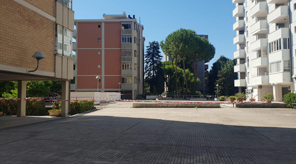 Si getta dal tetto col figlio, indagini sui farmaci contro l'ansia - Il luogo della tragedia