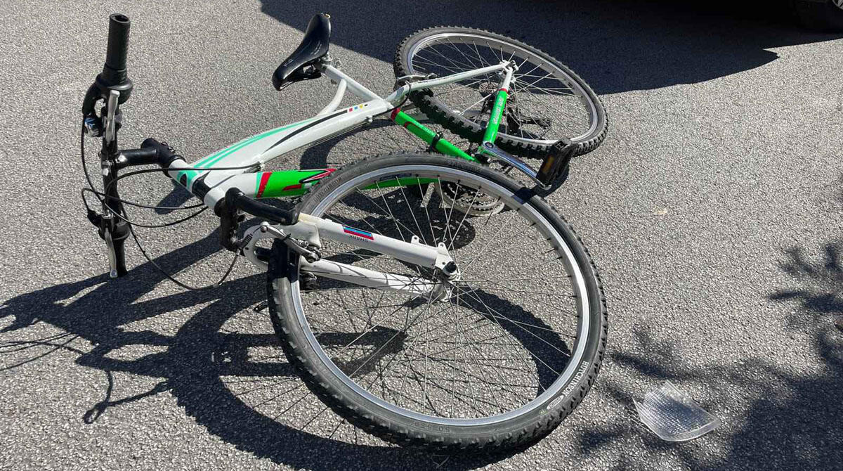 Incidente in centro a Novafeltria: bambino in bici finisce contro il parabrezza di un'auto -