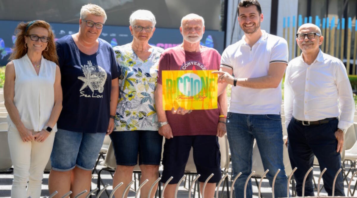 Stessa spiaggia, stesso mare: da 44 anni in vacanza a Riccione - Volker, Barbara e Tanja Vogt con l'assessore al Turismo Mattia Guidi