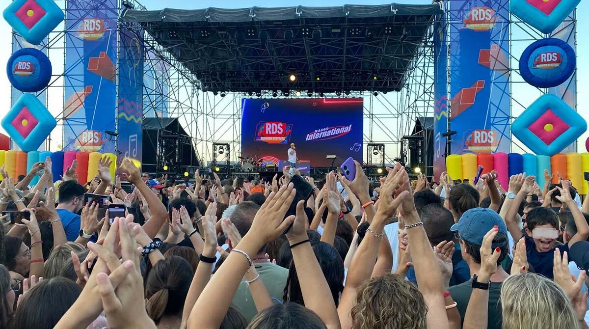 Rimini è una bolgia: che show con Angelina Mango, Mahmood e Rose Villain - Summer Festival piazzale Fellini