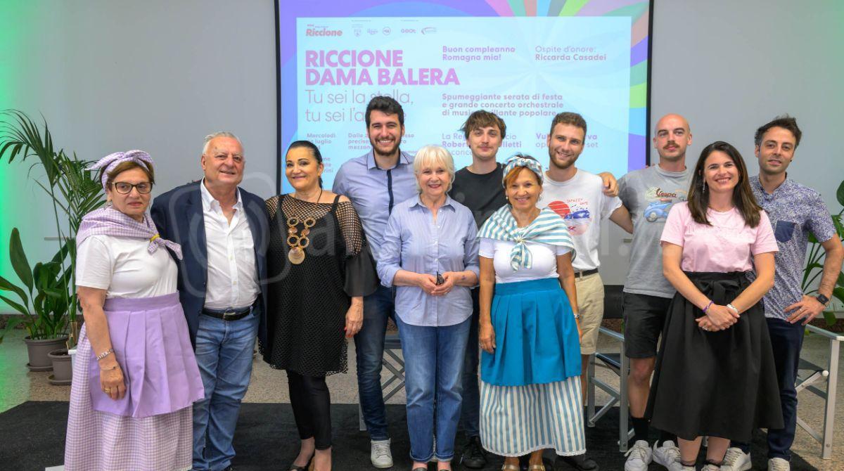 Riccione Dama Balera: la festa per i 70 anni di Romagna Mia - Bruno Bernabei, Roberta Cappelletti, Mattia Guidi, Riccarda Casadei e Leonardo Rossi con le azdore
