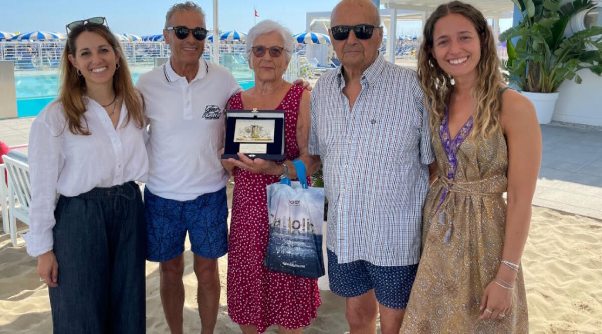 Mezzo secolo di vacanze nella Regina: “Cattolica? Sogno di venire a vivere qui” - L'Assessora al demanio e polizia locale Claudia Gabellini con i turisti fedeli