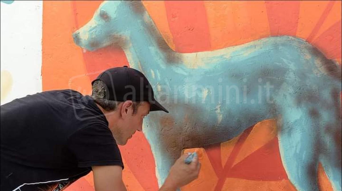 Al canile di Riccione, l'arte si unisce all'amore per gli animali - Artista all'opera