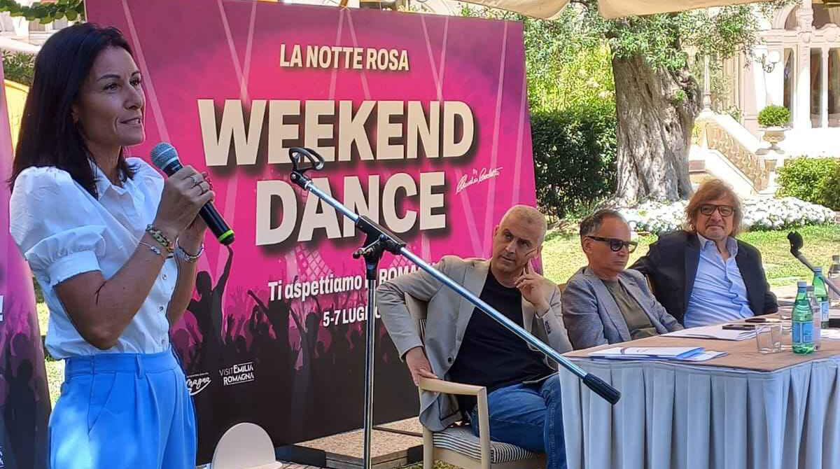 Notte Rosa a San Giovanni in Marignano con i Carmina Burana e le sigle dei cartoni animati - La sindaca Michela Bertuccioli, sullo sfondo Sadegholvaad, Corsini e Cecchetto