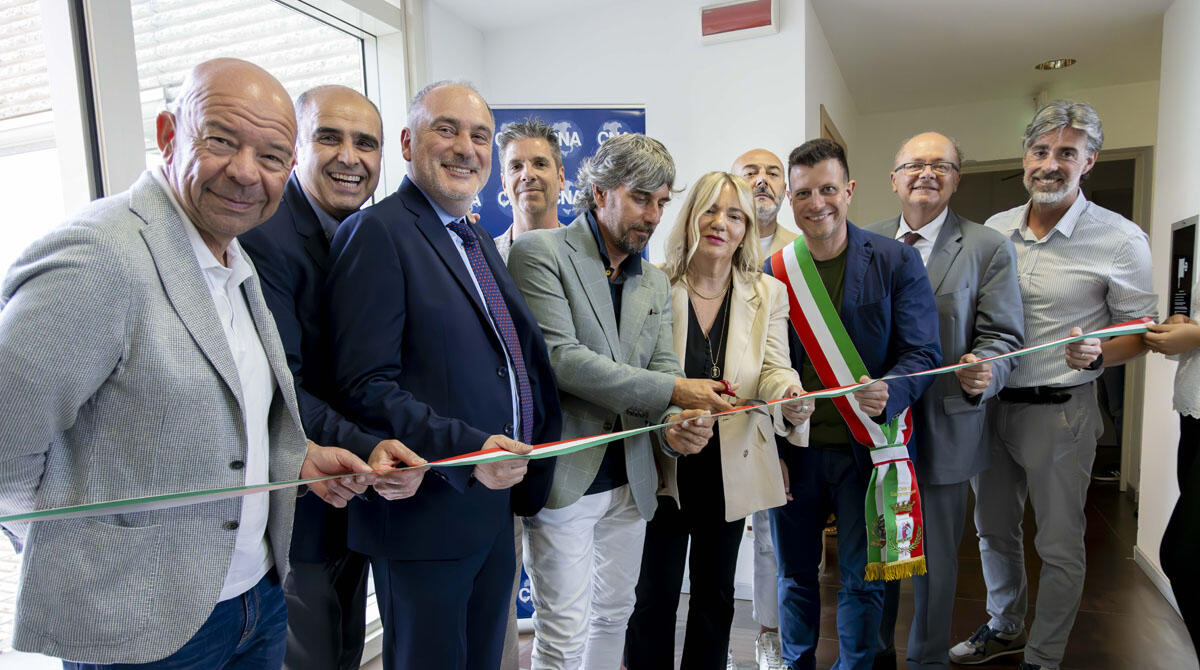 Cna apre nuova sede a Santarcangelo: "Sarà la casa degli imprenditori" - Il taglio del nastro con il sindaco Sacchetti